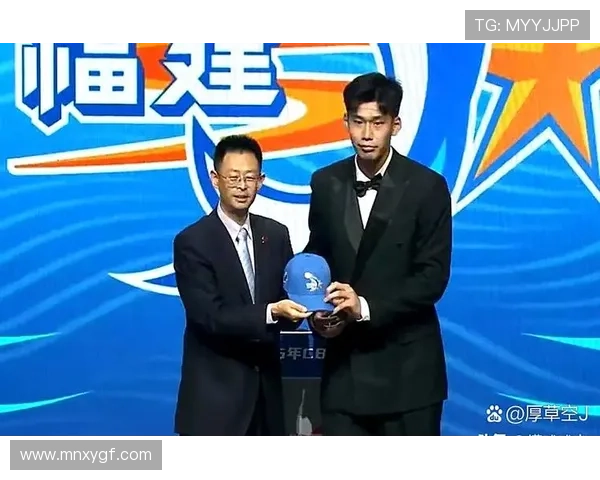 杨曦皓荣膺CBA选秀状元新星崭露头角引发广泛关注